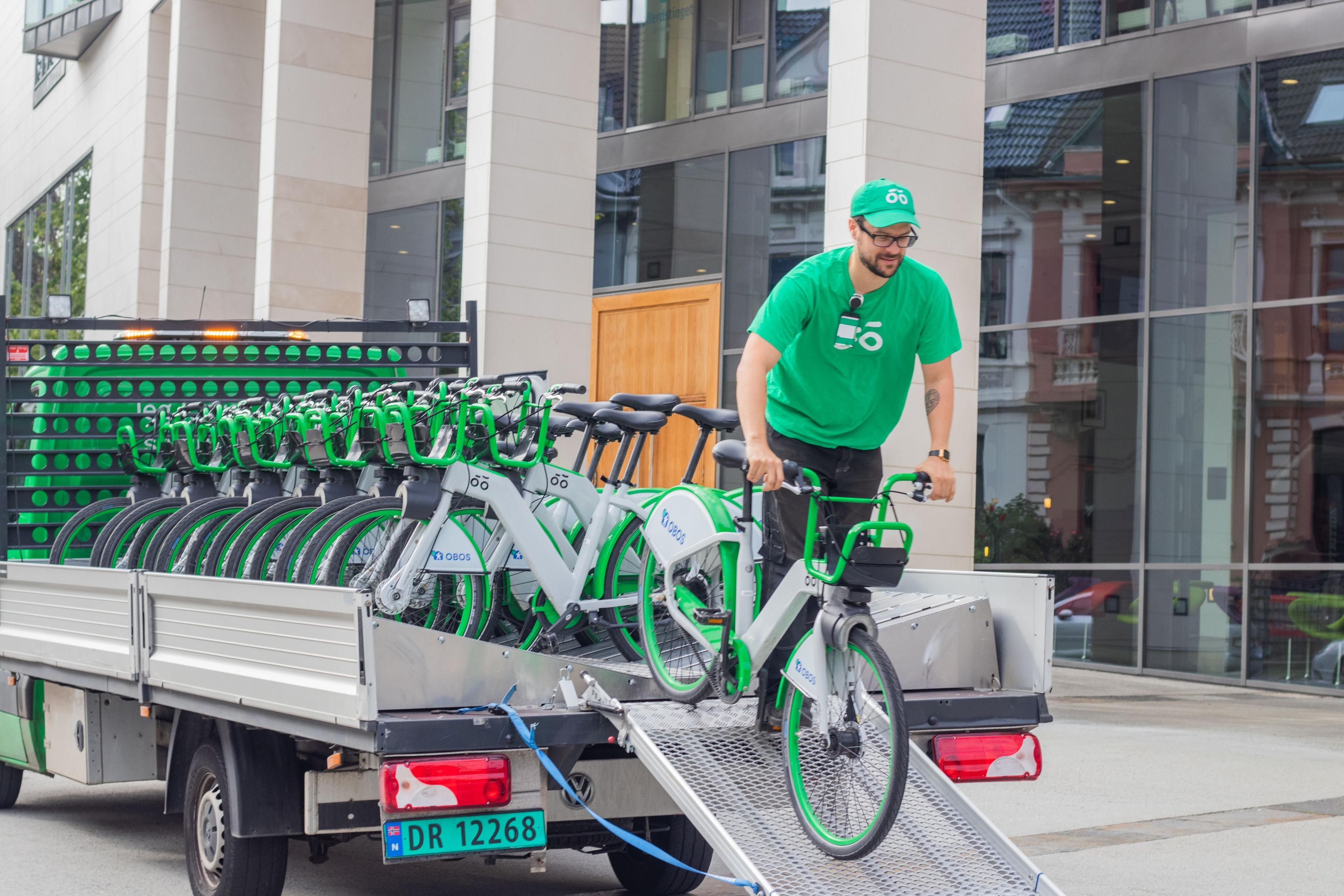 Man unloading Bergen city bikes from rebalancing truck